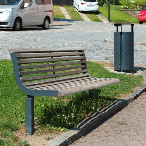 Vyměněné lavičky a odpadkové koše na náměstí